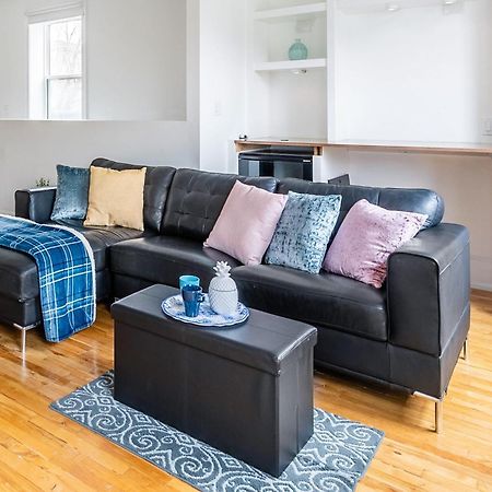 Modern 2 Bedroom Condo - Heart Of Leslieville Торонто Экстерьер фото