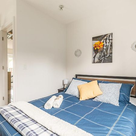 Modern 2 Bedroom Condo - Heart Of Leslieville Торонто Экстерьер фото