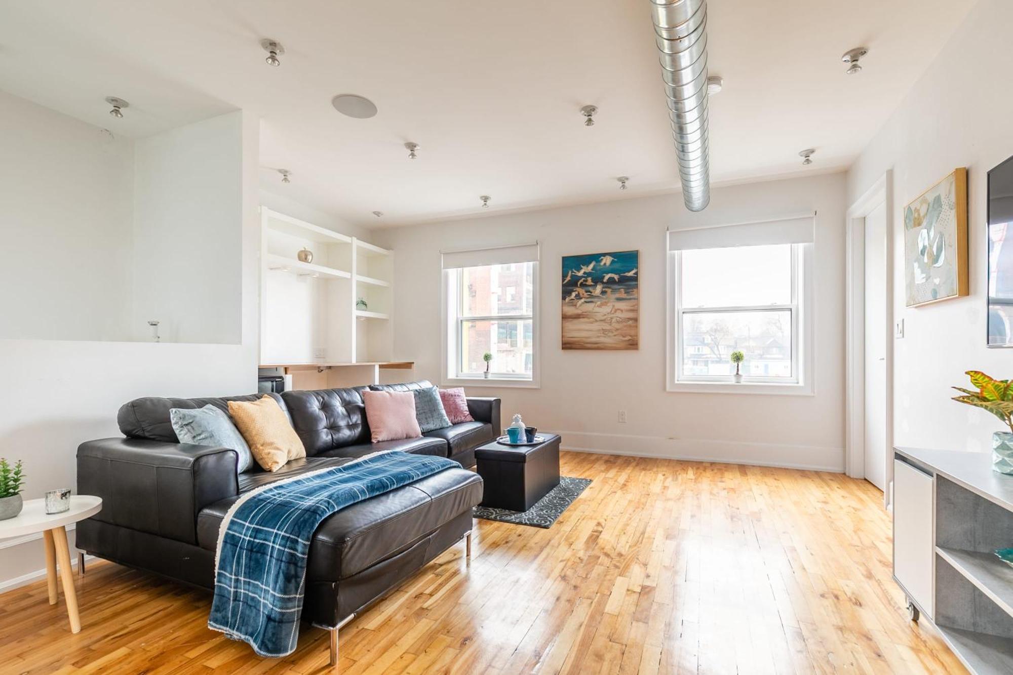 Modern 2 Bedroom Condo - Heart Of Leslieville Торонто Экстерьер фото