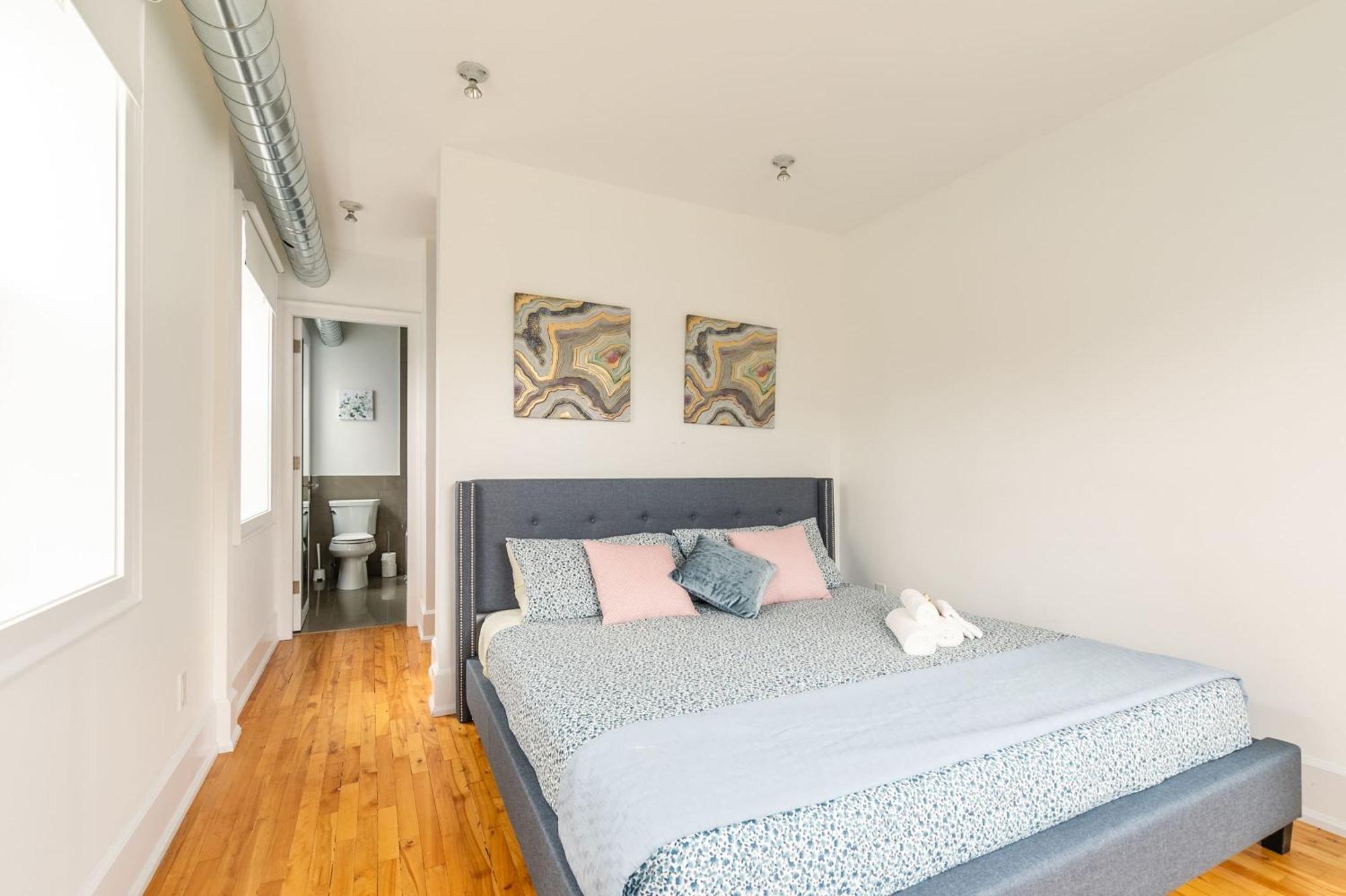 Modern 2 Bedroom Condo - Heart Of Leslieville Торонто Экстерьер фото