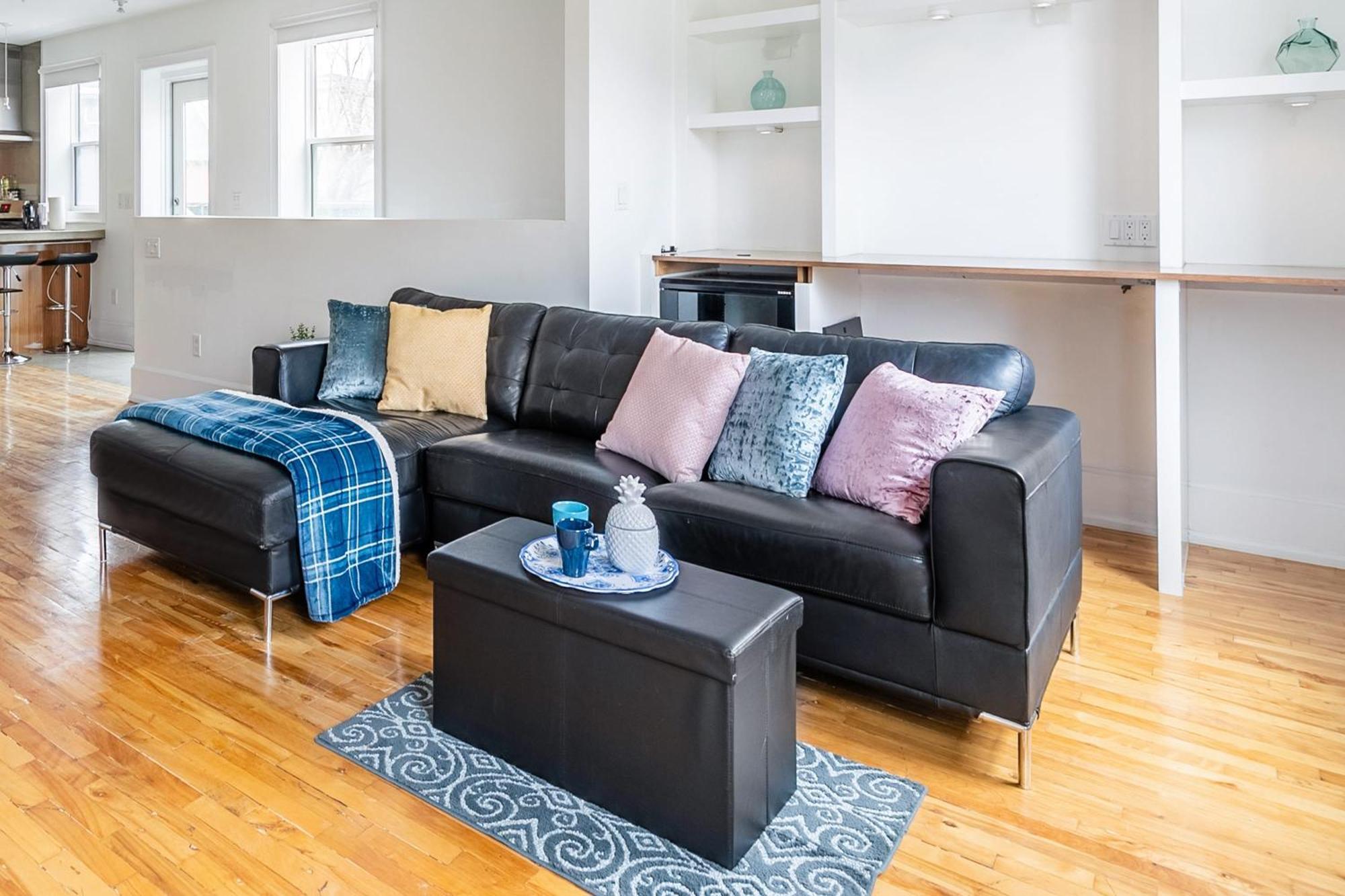 Modern 2 Bedroom Condo - Heart Of Leslieville Торонто Экстерьер фото