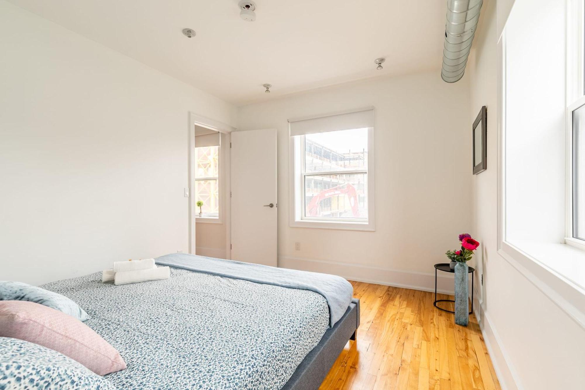 Modern 2 Bedroom Condo - Heart Of Leslieville Торонто Экстерьер фото