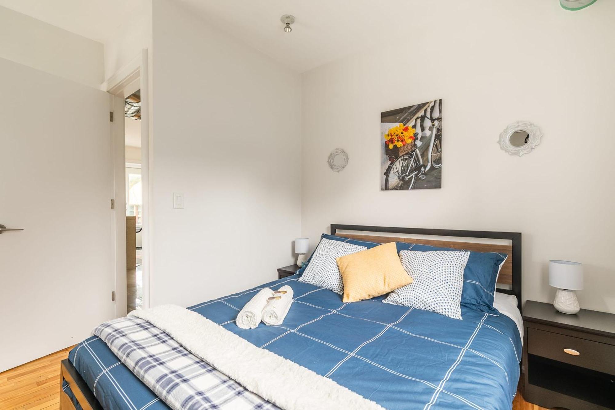 Modern 2 Bedroom Condo - Heart Of Leslieville Торонто Экстерьер фото