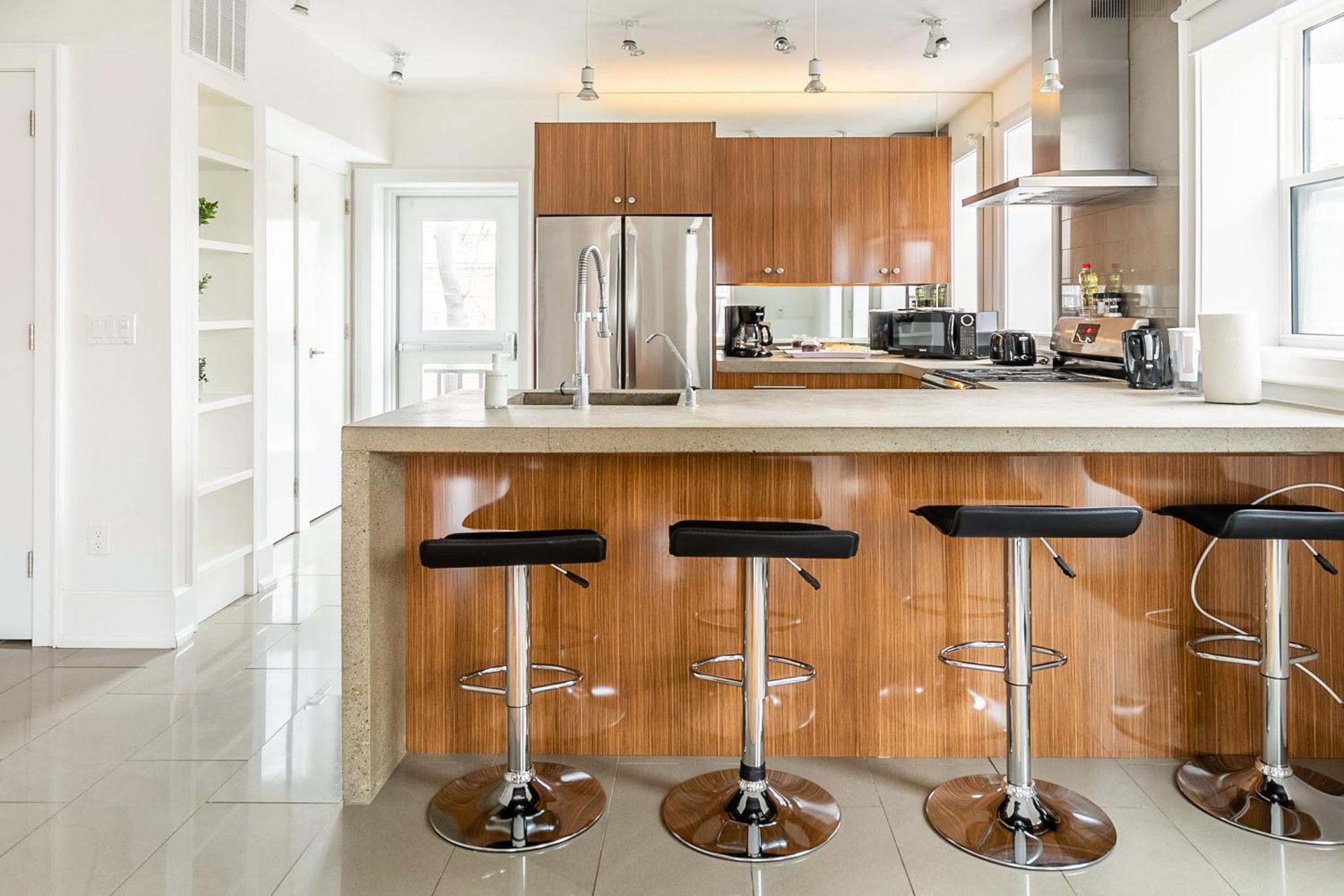 Modern 2 Bedroom Condo - Heart Of Leslieville Торонто Экстерьер фото
