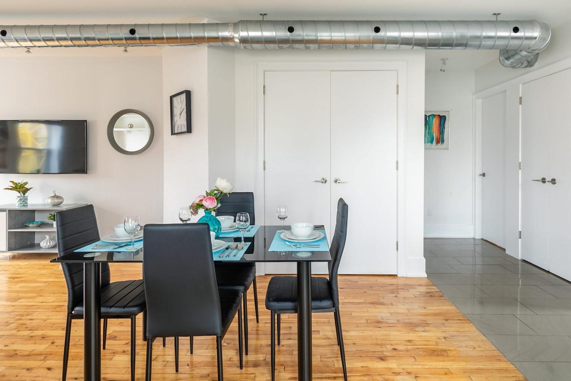 Modern 2 Bedroom Condo - Heart Of Leslieville Торонто Экстерьер фото