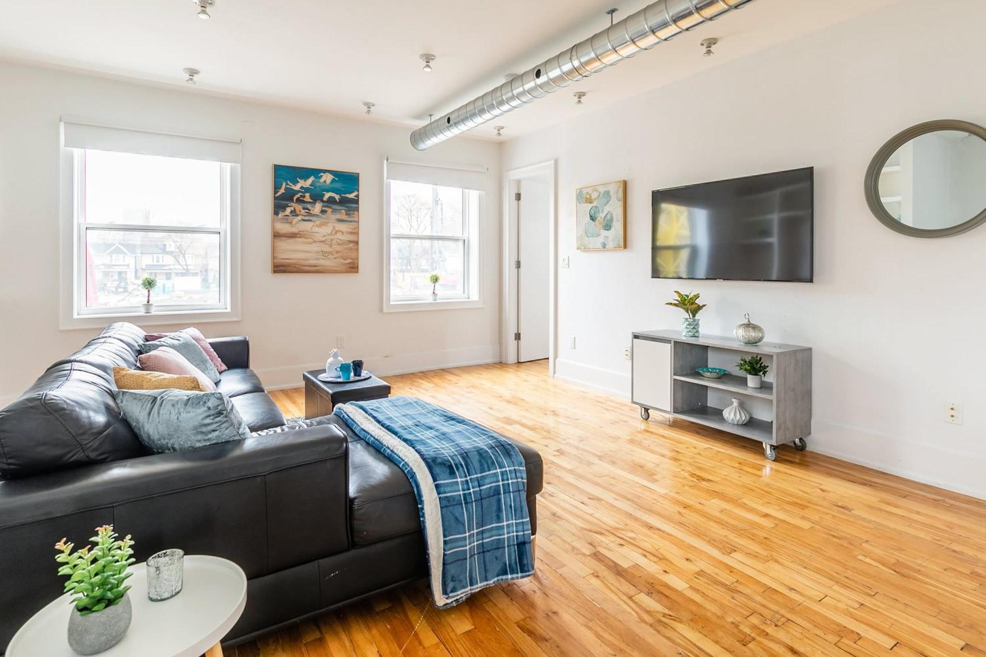 Modern 2 Bedroom Condo - Heart Of Leslieville Торонто Экстерьер фото